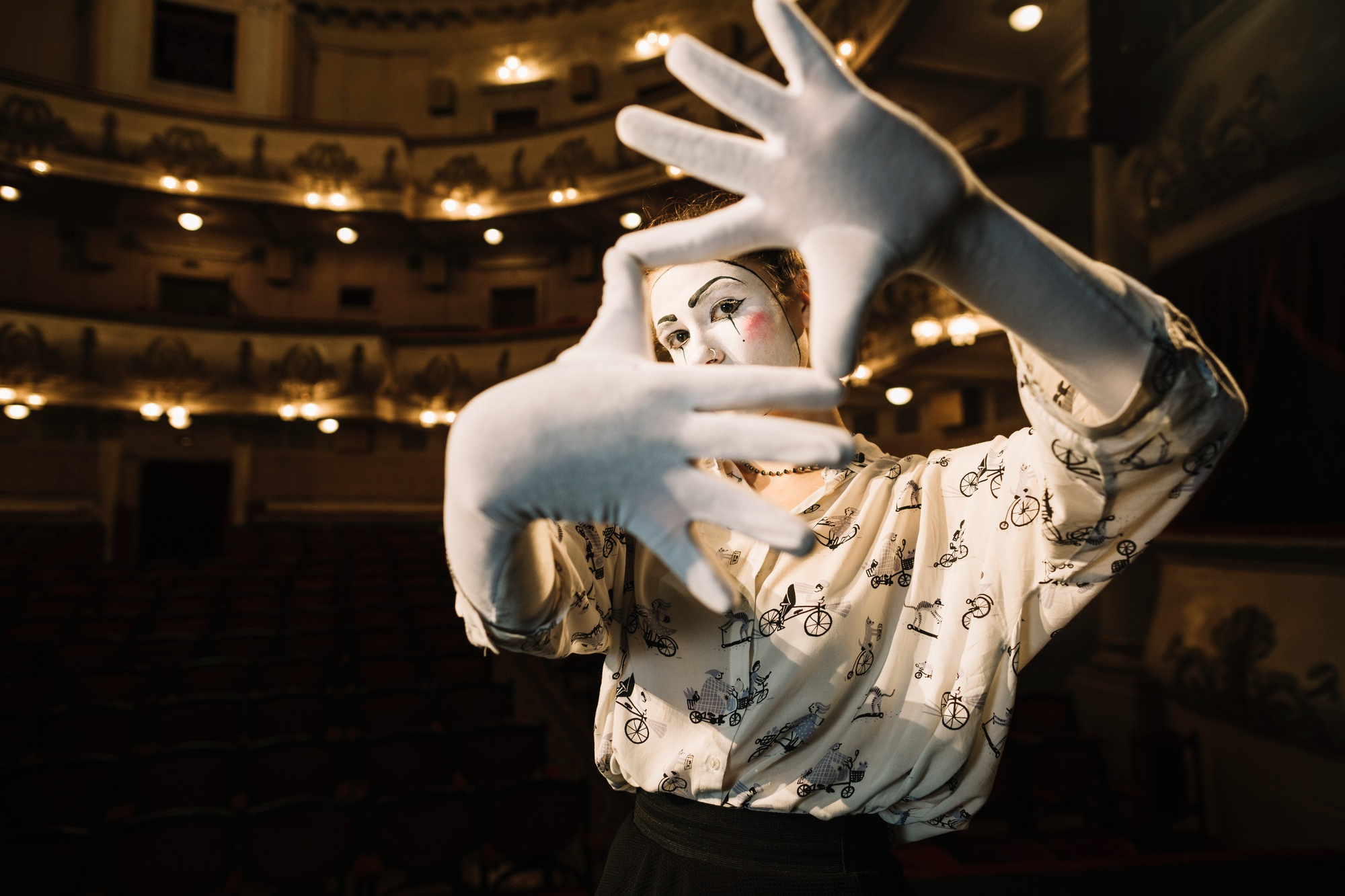 Scène de théâtre inclusif avec des personnes en situation de handicap