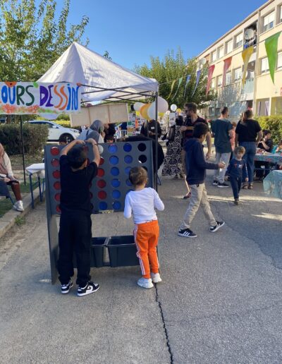 Enfants s'amusant aux jeux en bois lors de la fête des 20 ans du Centre Socioculturel Espace Famille