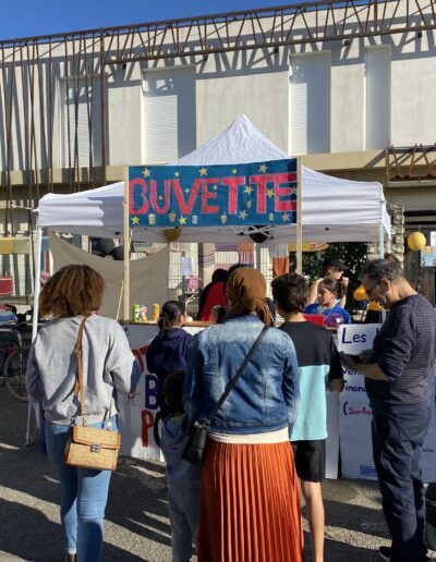 Vue d'ensemble des familles rassemblées pour les 20 ans du Centre Socioculturel Croix d'Argent