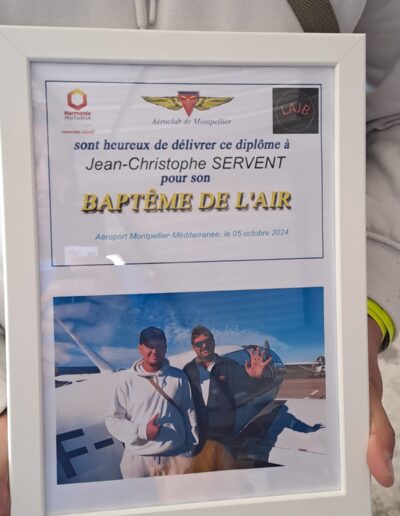 Résidents de l'Adages célébrant après leur baptême de l'air à l'aéro-club de Montpellier