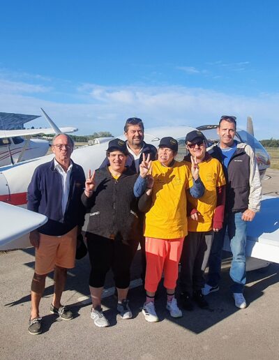 Résidents de l'Adages montant dans un avion pour leur premier vol à l'aéro-club de Montpellier